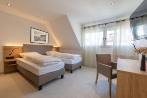 a bedroom with two beds and a desk at 3-2-1meins Schloss Burg bis 5 Pers DTV 4 Sterne Parkplatz WLAN Self Check-in in Remscheid