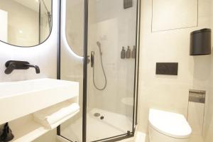a bathroom with a shower and a toilet and a sink at 3-2-1meins Schloss Burg bis 5 Pers DTV 4 Sterne Parkplatz WLAN Self Check-in in Remscheid +17 photos