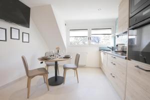 a kitchen with a table and chairs in a room at 3-2-1meins Schloss Burg bis 5 Pers DTV 4 Sterne Parkplatz WLAN Self Check-in in Remscheid