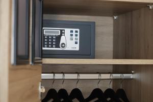 a picture of a radio in a closet at 3-2-1meins Schloss Burg bis 5 Pers DTV 4 Sterne Parkplatz WLAN Self Check-in in Remscheid