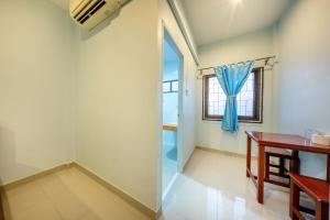 a room with a table and a window at Chaorua Hotel in Ko Phra Noi