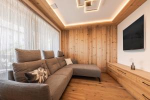 a living room with a couch and a tv at Chalet Esther in Longega