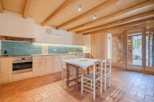 a kitchen with a table and chairs in a room at Flateli Cornellà del Terri in Santa Llogaia del Terri