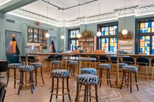 a bar in a restaurant with bar stools at The Maverick By Kasa in Pittsburgh +5 photos