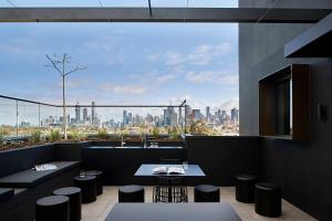 a restaurant with a view of a city skyline at Urban Rest Lanbruk in Melbourne