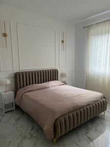 a large bed in a white bedroom with a large bed sidx sidx sidx at Luxury Rooms K91 in Foggia