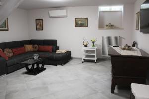a living room with a couch and a table at Il silenzio delle colline Umbre - Vicino Todi in Todi