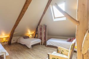 a attic room with two beds and a window at Maison Joséphine avec garage privé in Blois