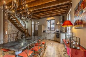 a kitchen with a large table and chairs at Maison Joséphine avec garage privé in Blois