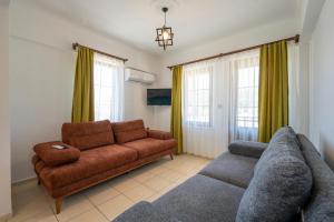 a living room with a couch and two chairs at Ankakyaka Apart Hotel in Muğla