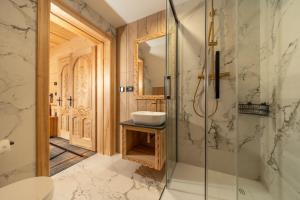 a bathroom with a glass shower and a sink at WHY NOT Myśliwska Exclusive Residence z basenem in Kościelisko