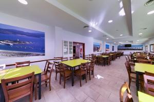 a dining room with tables and chairs in a restaurant at Bungalows & Glamping Conil Playa in Conil de la Frontera