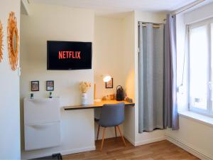 a small desk in a room with a window at Le Moment Douillet - Chambre privée in Bourbourg