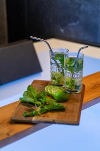 a glass of water and vegetables on a cutting board at La Suite Bleue in Cholet +3 photos