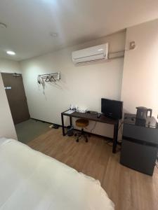 a bedroom with a desk with a computer and a bed at ホテル土浦神立ヒルズ in Tsuchiura +16 photos