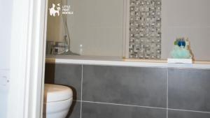 a bathroom with a toilet and a shower at Charming 1-Bed with Private Parking & Full Bath in Dunstable
