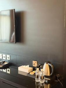 a counter top with bottles of water and a sink at Elaf Al Sagryah Hotel in Mecca