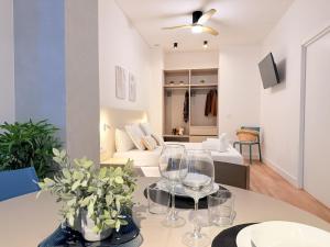 a living room with a couch and a table with wine glasses at Suite 1 Premium, accesible y luminoso by VidaCalma in Valencia