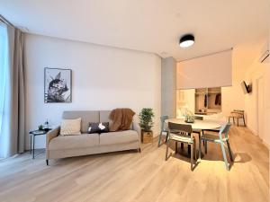a living room with a couch and a table at Suite 1 Premium, accesible y luminoso by VidaCalma in Valencia
