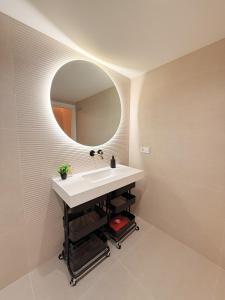 a bathroom with a sink and a mirror at Suite 1 Premium, accesible y luminoso by VidaCalma in Valencia +23 photos