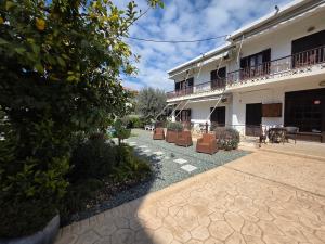 ein Innenhof eines Gebäudes mit Stühlen und Tischen in der Unterkunft Hotel Apolafsi in Volos