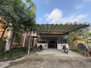 two motorcycles parked in front of a garage at vuyen villa in Phú Quốc