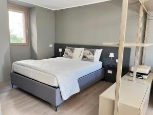 ein Schlafzimmer mit einem großen Bett mit weißen Laken und Kissen in der Unterkunft Ca' di Av in Berbenno di Valtellina