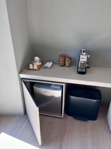 ein Schreibtisch mit einem Fernseher unter einem Tisch in der Unterkunft Ca' di Av in Berbenno di Valtellina + 34 Fotos