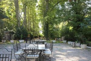 a group of tables and chairs in a park at Domaine Notre Dame des Anges in Lurs