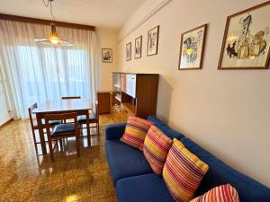a living room with a blue couch and a table at Villa Manuela in Grado