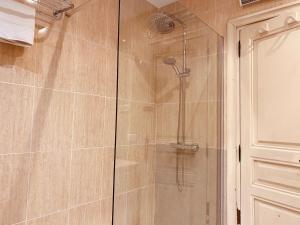a shower with a glass door in a bathroom at Central Market 2 habitaciones by Salamancavacacional in Salamanca +31 photos