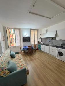 a living room with a couch and a kitchen at Central Apartment Monterosso in Monterosso al Mare
