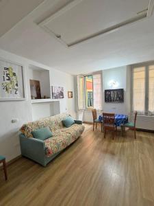 a living room with a couch and a table at Central Apartment Monterosso in Monterosso al Mare