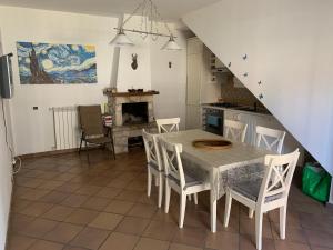 a kitchen and dining room with a table and chairs at Pescasseroli center Case del Parco in Pescasseroli