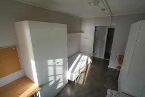 an empty room with a bed and a hallway at Voss Folkehøgskule in Vossevangen
