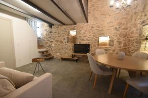 a living room with a table and a tv at Armathia Accommodation in Mestá