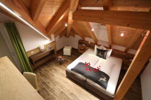 an overhead view of a bedroom in a log cabin at Apart Salner in Ischgl