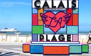 a sign with a heart and wings on the beach at Studio - Plage de Calais - Skatebeach in Calais