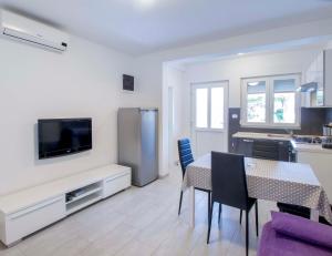 Kuchyňa alebo kuchynka v ubytovaní Apartmani Lusi