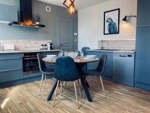 a kitchen with a table and chairs in a room at La bulle des Viennes MAISON CLIMATISEE - CHAMPAGNE in Sainte-Savine