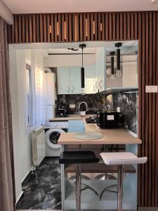 a kitchen with a sink and a table with chairs at Apartament Matthias in Mangalia