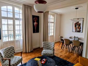 a living room with a table and chairs at Ker Marlyne - Proche du Port in Dinard
