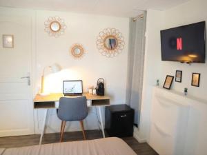a room with a desk with a laptop on it at Le Moment Douillet - Chambre privée in Bourbourg