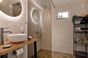 a bathroom with a sink and a shower at Boshuisje met privétuin bij Kruisbergse bossen Achterhoek in Hummelo +25 photos