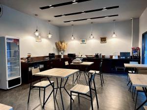a restaurant with tables and chairs in a room at HF Ville in Ban Tha Phet Noi