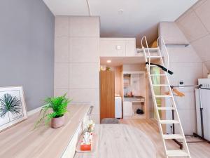 a room with a bunk bed and a ladder at Mori house ookubobiru in Tokyo