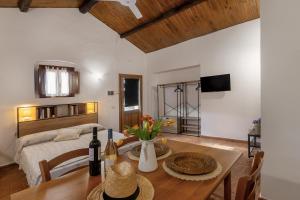 a living room with a table and a bed at Tenuta La Chiusa in Portoferraio