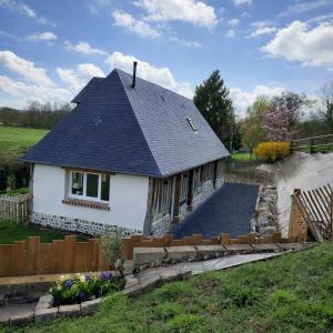 a small white house with a black roof at Gîte d'Epona in Pierrefitte-en-Auge