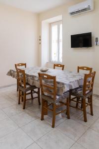 a dining room with a table and chairs at Guest House Margherita in Caserta