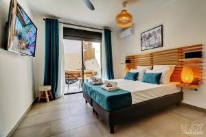 a bedroom with a bed and a large window at TIGOUYA - House of 135m - 2 bedrooms Jacuzzi in Stella Matutina